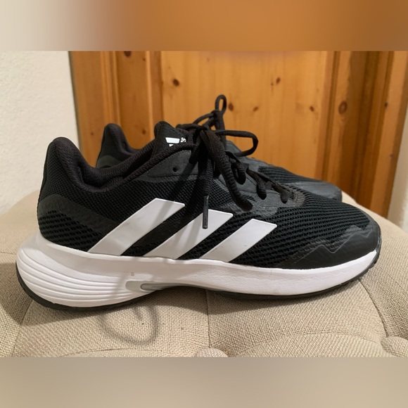 Adidas women size 9 Courtjam Control - Picture 1 of 5